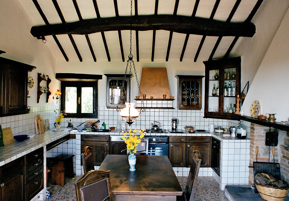 Großzügige, voll ausgestattete Küche mit Geschirrspüler