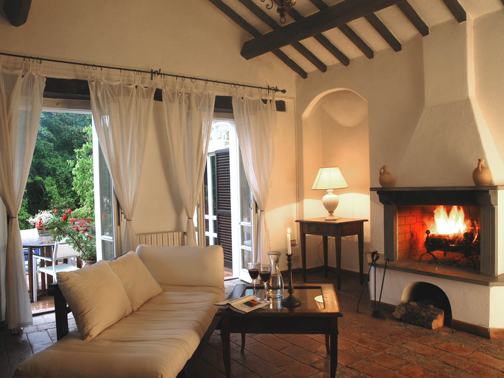 Wohnzimmer mit Kamin