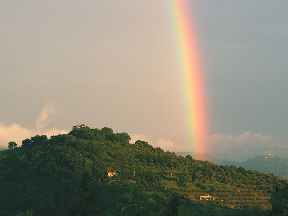 Blick vom Eingang - Regenbogen über Montecolognola (Wohnung Viola)