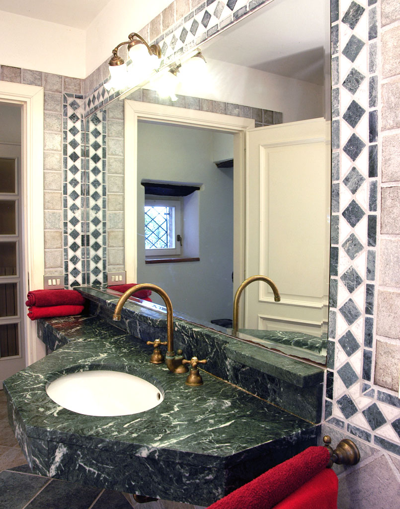 Granitbad mit Badewanne (Wohnung Vera)