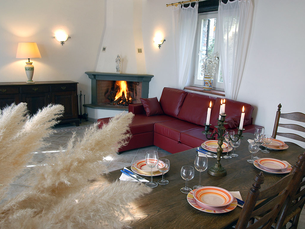 Wohnzimmer mit Kamin (Wohnung Vera)